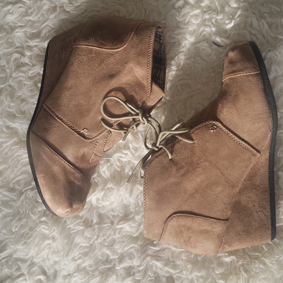 Forever Patricia Lace Up Taupe Wedge Boot 7 1/2 NWOB - Picture 3 of 9